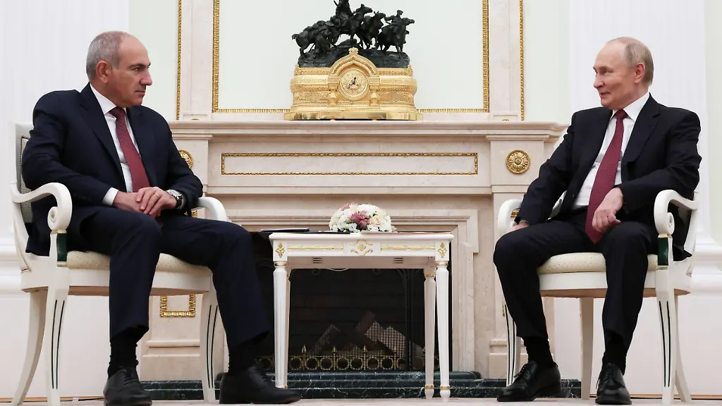 Der-russische-Praesident-Wladimir-Putin-r-spricht-mit-dem-armenischen-Ministerpraesident-Nikol-Paschinjan-waehrend-eines-Treffens-im-Senatspalast-des-Kremls-Kurz-vor-der-Parlamentswahl-in-der-Suedkaukasusrepublik-Armenien-erhoeht-Russland-den-politischen-und-wirtschaftlichen-Druck-auf-den-langjaehrigen-Partner-um-dessen-Annaeherung-an-die-EU-zu-verhindern