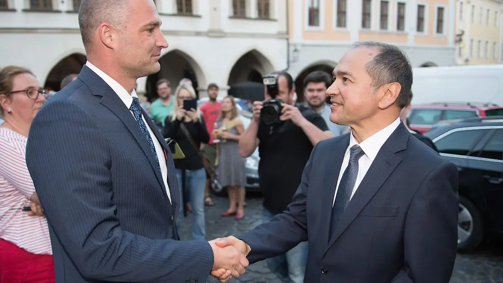 Bei-der-Oberbuergermeisterwahl-in-Goerlitz-stehen-sich-in-der-zweiten-Runde-Amtsinhaber-Octavian-Ursu-CDU-und-der-AfD-Landtagsabgeordnete-Sebastian-Wippel-gegenueber