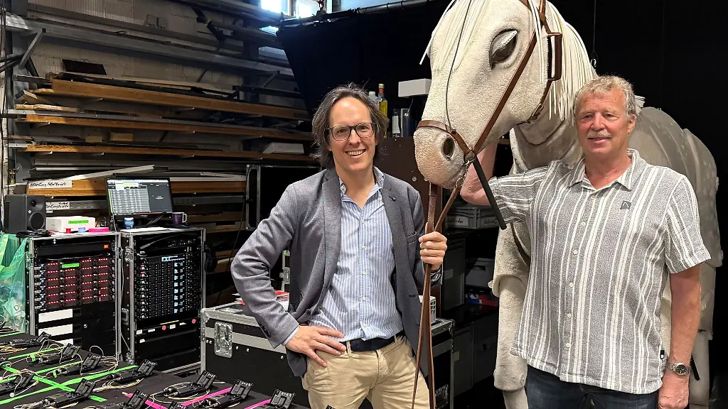 Ohne-Schimmel-kein-Schimmelreiter-Musicalproduzent-Scholz-l-zeigt-Storms-Ur-Urenkel-Helmuth-Rieger-die-Pferdepuppe-in-die-bei-den-Auffuehrungen-zwei-Buehnenarbeiter-schluepfen-werden