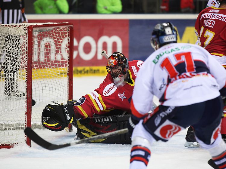 Berlins Derrick Walser traf in der 40. Minute zum 3:1. Düsseldorf fand im Schlussdrittel keine Antwort mehr.