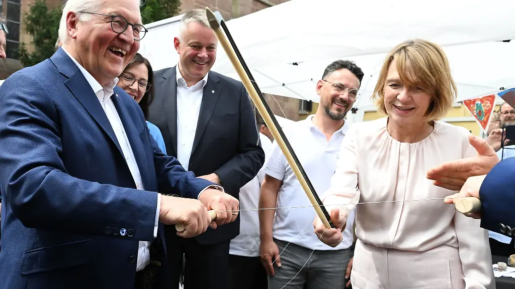 Demokratiefest-mit-Bundespraesident-Live-Musik-Buehnenprogramm-sowie-Gespraechsformaten-mit-Gaesten-aus-Politik-Medien-und-Wissenschaft