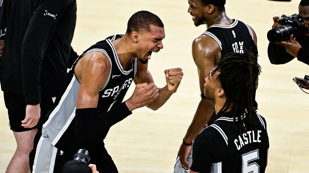 NBA-Basketball-Herren-USA-West-Conference-Finals-Game-7-San-Antonio-Spurs-at-Oklahoma-City-Thunder-San-Antonio-Spurs-forward-center-Victor-Wembanyama-L-celebrates-with-San-Antonio-Spurs-guard-Stephon-Castle-R-after-winning-game-7-of-the-NBA-West-Conference-Finals-between-Oklahoma-City-Thunder-and-San-Antonio-Spurs-in-Oklahoma-City-Oklahoma-USA-30-May-2026