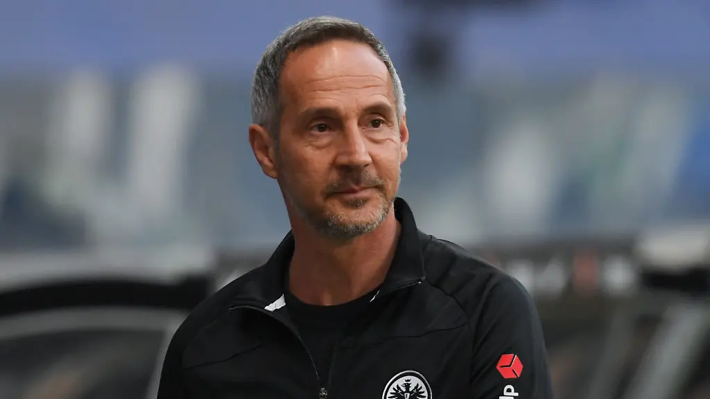 ARCHIV-20-04-2021-Hessen-Frankfurt-Main-Fussball-Bundesliga-Eintracht-Frankfurt-FC-Augsburg-30-Spieltag-im-Deutsche-Bank-Park-Frankfurts-Cheftrainer-Adi-Huetter-ist-auf-dem-Weg-zum-TV-Interview