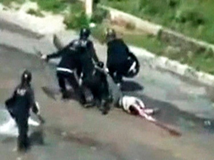 Amateurbilder zeigen syrische Polizisten, die angeblich einen Regimegegner die Straßen entlangschleifen.
