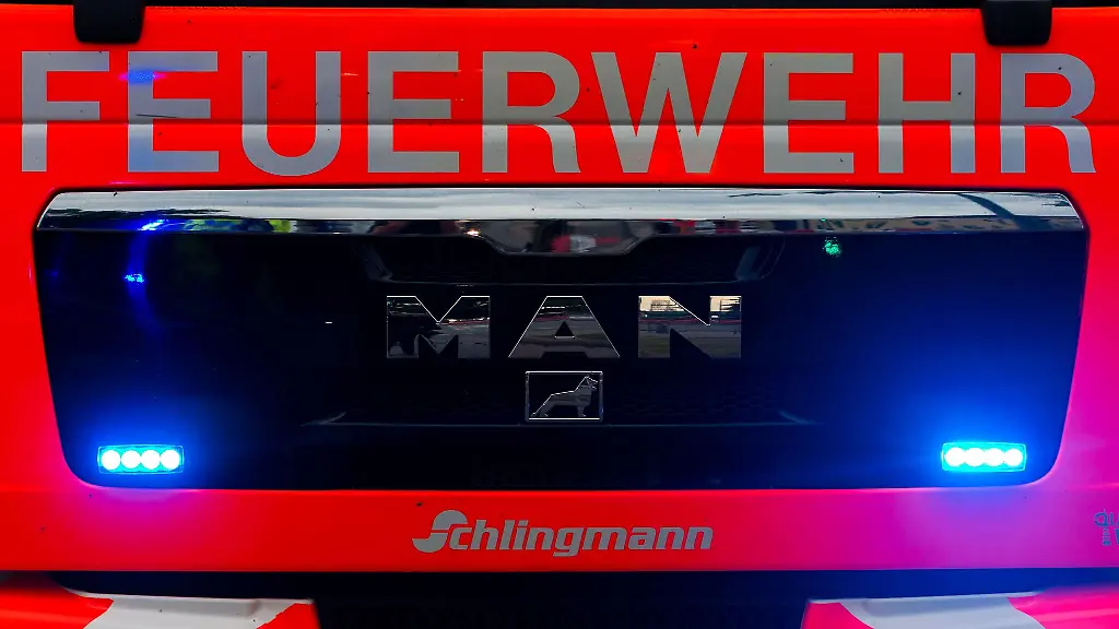 Beim-Brand-eines-Wohnhauses-hat-die-Feuerwehr-einen-Bewohner-ueber-eine-Drehleiter-gerettet