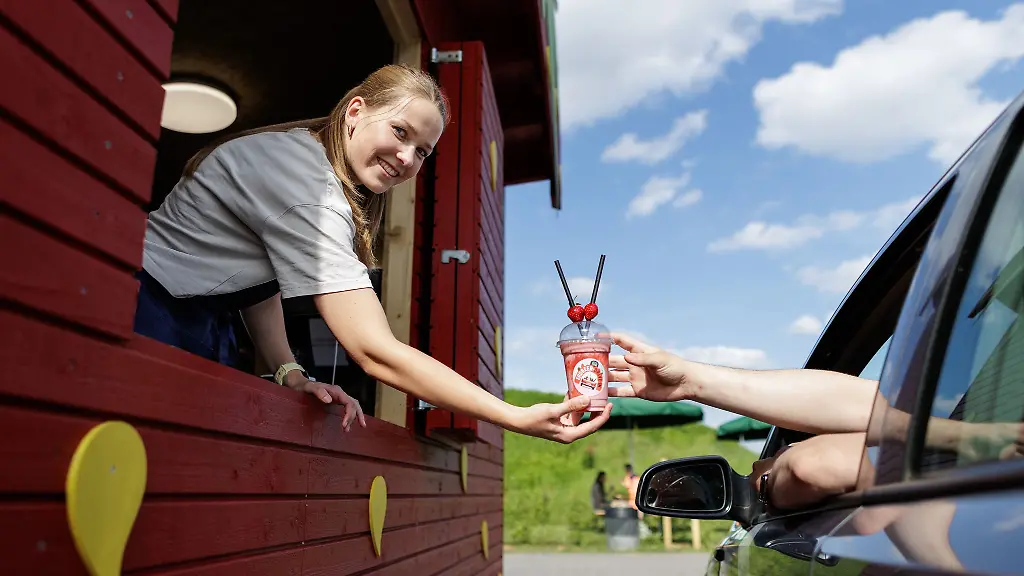 Neben-frischen-Erdbeeren-gibt-es-auch-Eis-und-Milchshakes-im-Erdbeer-Drive-in