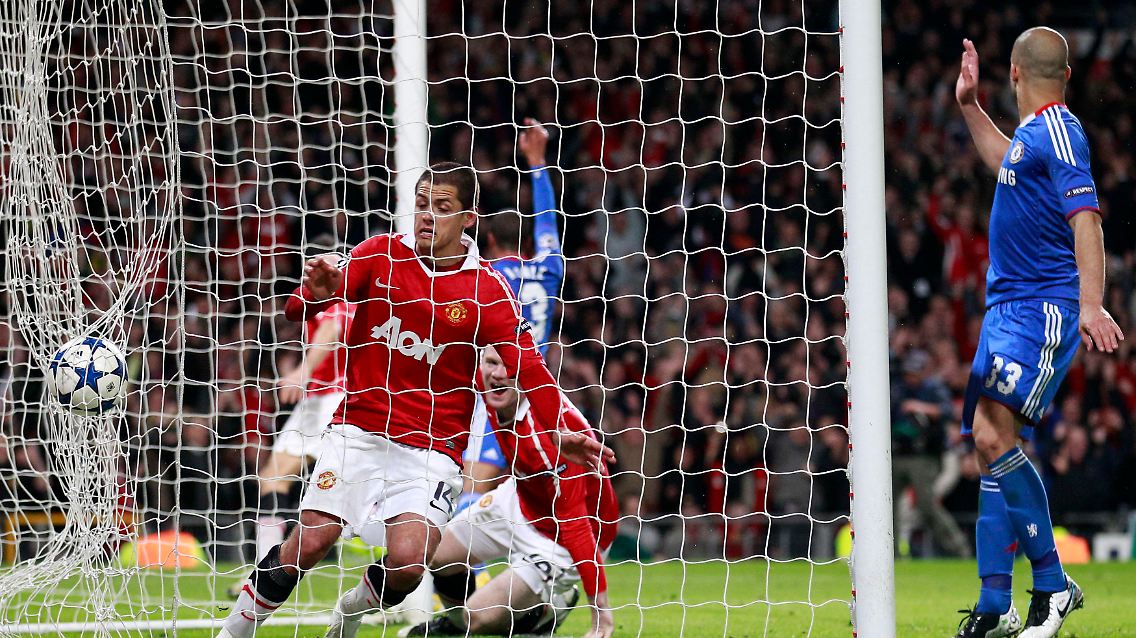 Javier Hernandez, genannt die "kleine Erbse", brachte Manchester gegen Chelsea in Führung. Allerdings stand er im knapp Abseits.