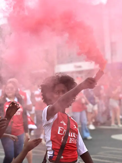 Soccer-Football-Premier-League-Arsenal-Victory-Parade-London-Britain-May-31-2026-General-view-of-an-Arsenal-fan-with-a-flare-as-fans-gather-before-the-victory-parade-REUTERS-Dylan-Martinez