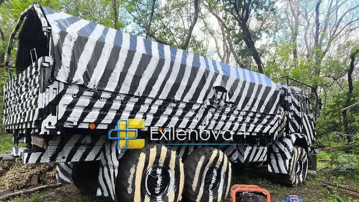 Versorgungsrouten unter Feuer: Zebra-Muster soll russische Lkw vor Kiews ...