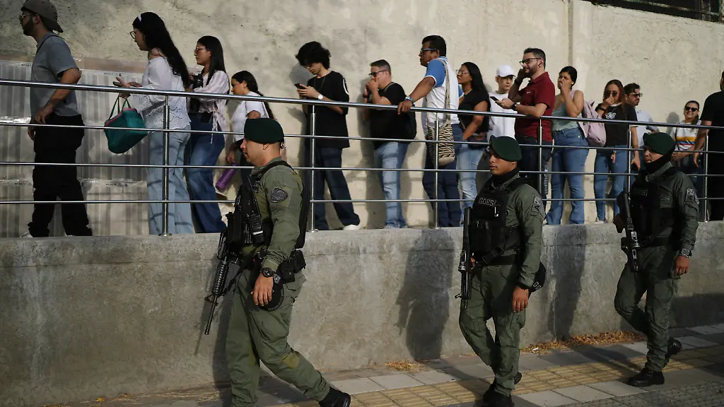 dpatopbilder-31-05-2026-Kolumbien-Barranquilla-Soldaten-patrouillieren-bei-der-Ankunft-der-Waehler-in-einem-Wahllokal-waehrend-der-Praesidentschaftswahlen