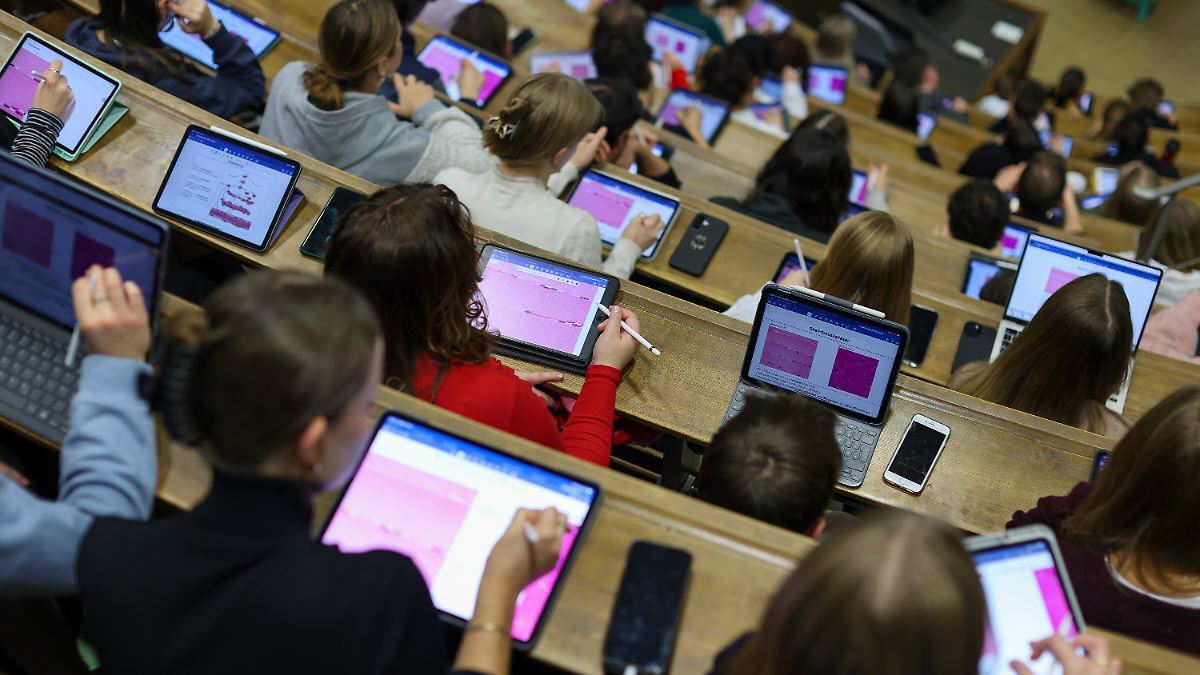 BAföG increase could be postponed: Research Minister Bär infuriates the ...
