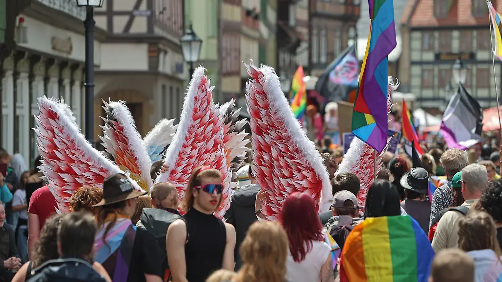 Rund-350-Menschen-beteiligten-sich-nach-Angaben-der-Organisatoren-am-CSD-in-Wernigerode