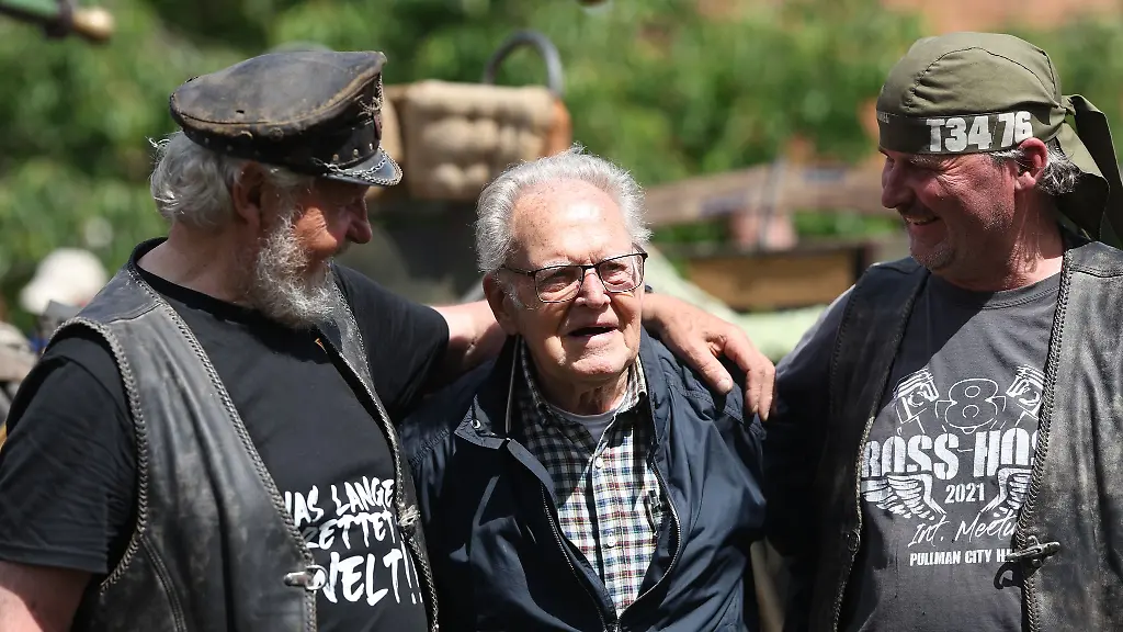 Friedensfahrt-Sieger-und-DDR-Radsportidol-Taeve-Schur-besucht-mit-95-Jahren-das-Bikeschmiede-Festival-in-Zilly