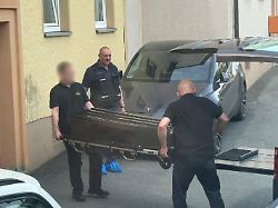 Gewalttat in Oberfranken: Polizei nimmt Frau nach Leichenfund in Wohnung fest