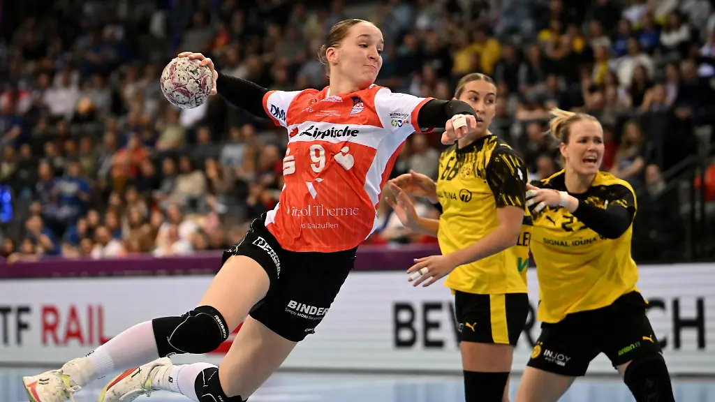 Blombergs-Topspielerin-Nieke-Kuehne-vorn-ist-Meisterin-und-Spielerin-der-Saison