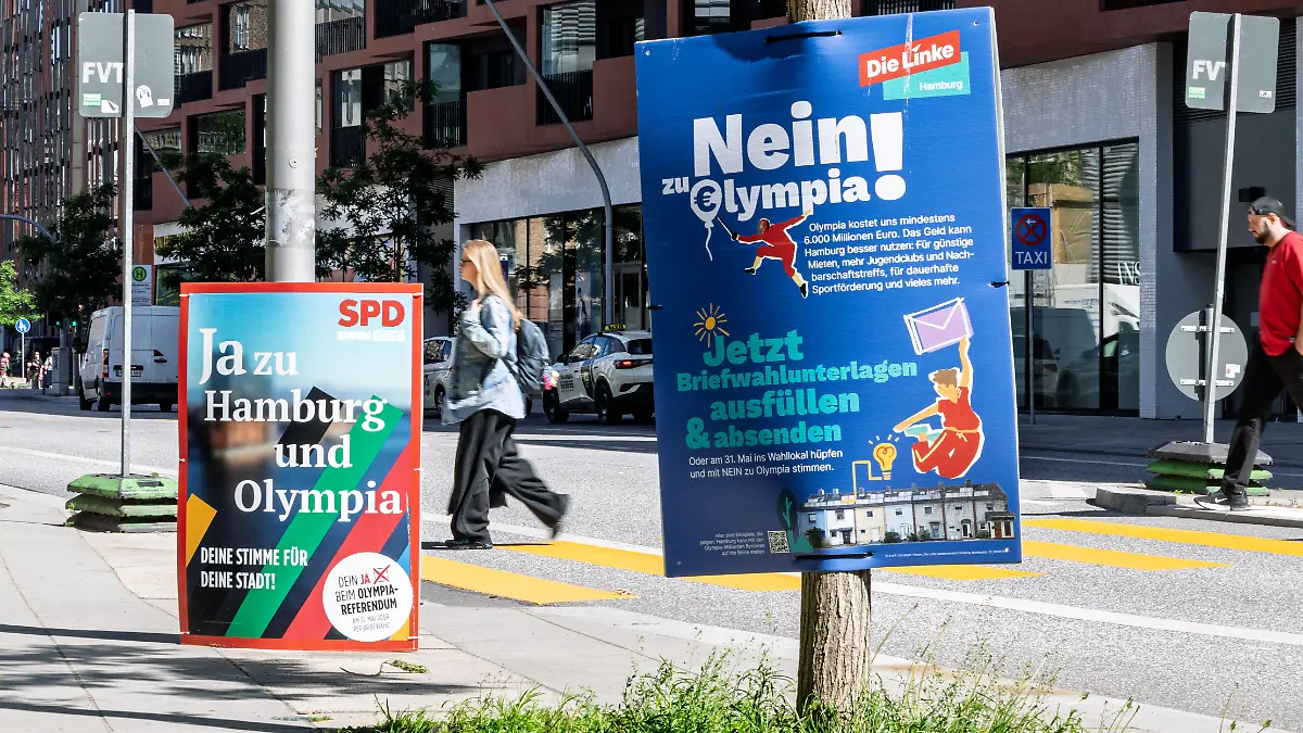 Zwei-Plakate-werben-mit-gegensaetzlichen-Positionen-zur-Olympia-Bewerbung-darunter-Ja-zu-Hamburg-und-Olympia-SPD-und-Nein-zu-Olympia-Die-Linke-In-Hamburg-laeuft-die-Kampagne-vor-dem-Referendum-ueber-eine-moegliche-Olympiabewerbung-der-Stadt