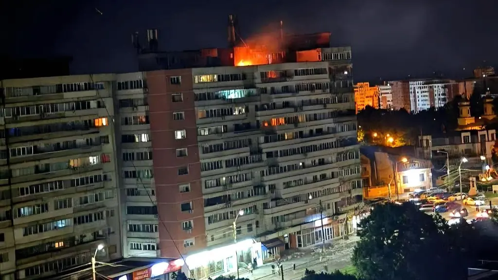 Dieses-vom-rumaenischen-Amt-fuer-Katastrophenschutz-via-AP-veroeffentlichte-Foto-zeigt-einen-Brand-auf-dem-Dach-eines-Wohnblocks-Ein-Drohnenabsturz-im-Osten-Rumaeniens-nahe-der-ukrainischen-Grenze-hatte-beim-Aufprall-eine-Explosion-und-einen-Brand-ausgeloest