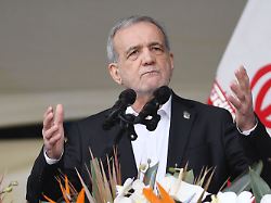 Ungewöhnlich klare Worte : Irans Präsident fordert Kurswechsel - und dementiert Rücktritt