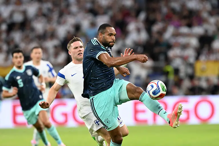 Fussball-Maenner-WM-Vorbereitung-Laenderspiel-vor-der-WM-Endrunde-Mewa-Arena-Jonathan-Tah-r-Deutschland-und-Benjamin-Kaellman-Finnland-kaempfen-um-den-Ball