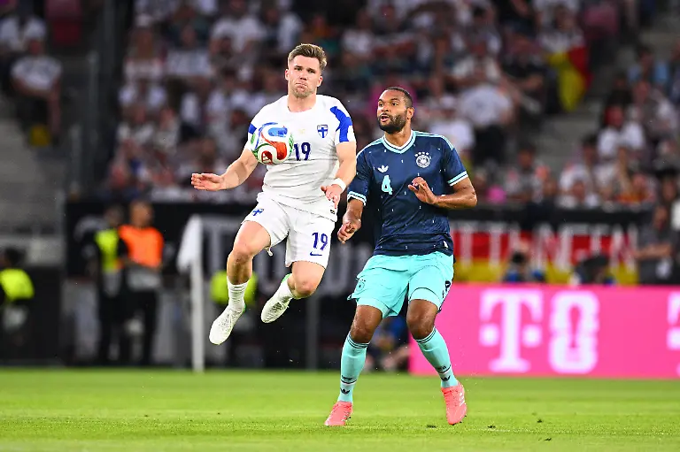 Fussball-Maenner-WM-Vorbereitung-Laenderspiel-vor-der-WM-Endrunde-Mewa-Arena-Benjamin-Kaellman-l-Finnland-und-Jonathan-Tah-Deutschland-kaempfen-um-den-Ball