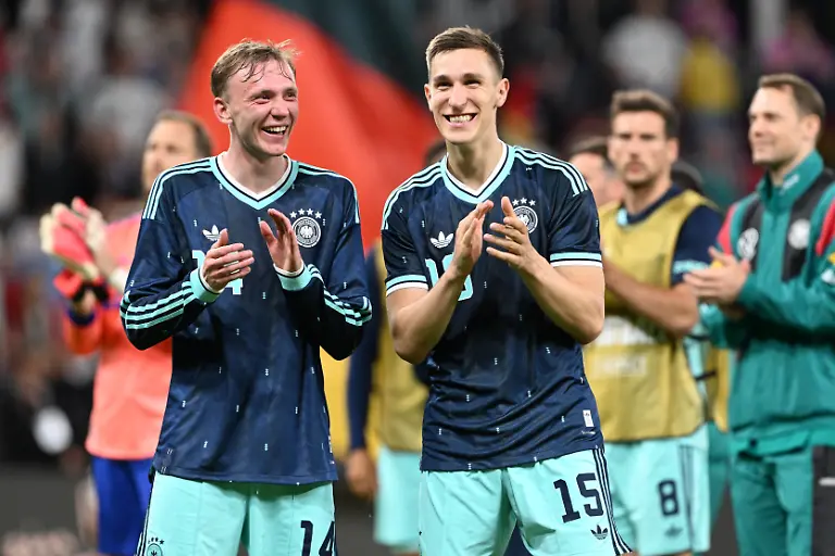 Fussball-Maenner-WM-Vorbereitung-Laenderspiel-vor-der-WM-Endrunde-Mewa-Arena-Maximilian-Beier-l-Deutschland-und-Nico-Schlotterbeck-Deutschland-applaudieren-nach-dem-4-0-Sieg
