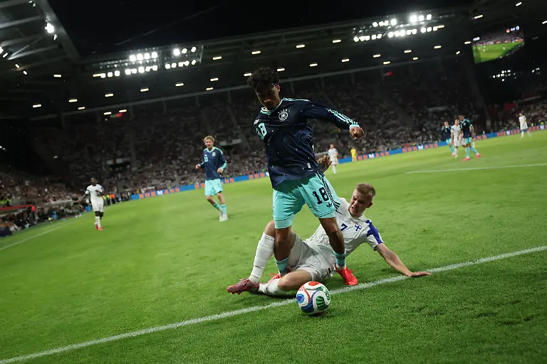 Fussball-Maenner-WM-Vorbereitung-Laenderspiel-vor-der-WM-Endrunde-Mewa-Arena-Nathaniel-Brown-l-Deutschland-und-Oliver-Antman-Finnland-kaempfen-um-den-Ball