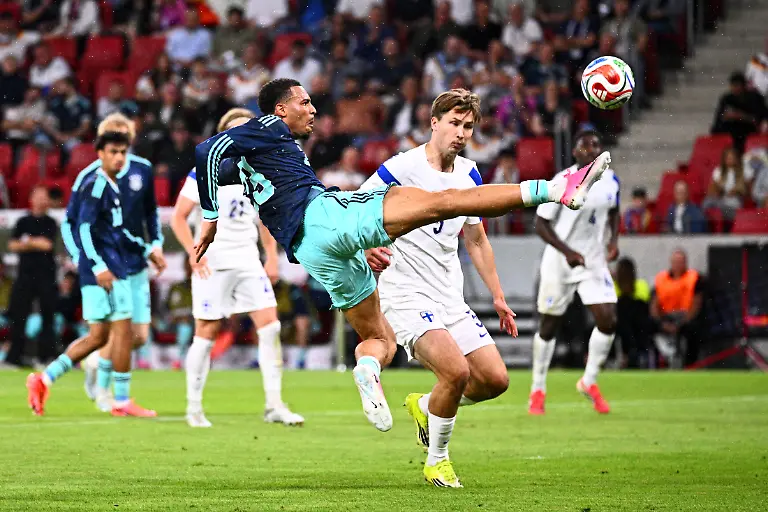Fussball-Maenner-WM-Vorbereitung-Laenderspiel-vor-der-WM-Endrunde-Mewa-Arena-Felix-Nmecha-Deutschland-versucht-vor-Miro-Tenho-Finnland-den-Ball-zu-kontrollieren