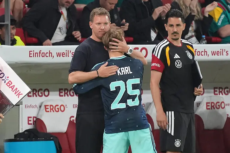 Bundestrainer-Julian-Nagelsmann-Deutschland-Germany-mit-Lennart-Karl-Deutschland-Germany-nach-dessen-Auswechslung-Mainz-31-05-2026-Deutschland-vs