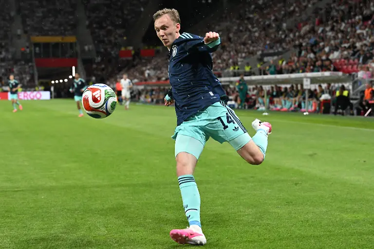Fussball-Maenner-WM-Vorbereitung-Laenderspiel-vor-der-WM-Endrunde-Mewa-Arena-Maximilian-Beier-Deutschland-am-Ball
