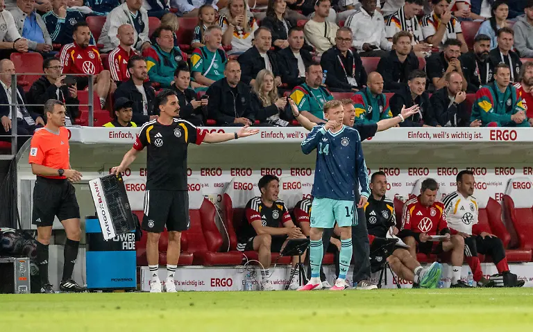 Fussball-Herren-Saison-2025-2025-Laenderspiel-in-Mainz-Deutschland-Finnland-Maximilian-Beier-Deutschland-sollte-fuer-Deniz-Undav-nicht-im-Bild-Deutschland-kommen-er-durfte-aber-erst-verspaetet-rein-Co-Trainer-Benjamin-Huebner-Deutschland-und-Bundestrainer-Julian-Nagelsmann-Deutschland-regen-sich-auf-31-05