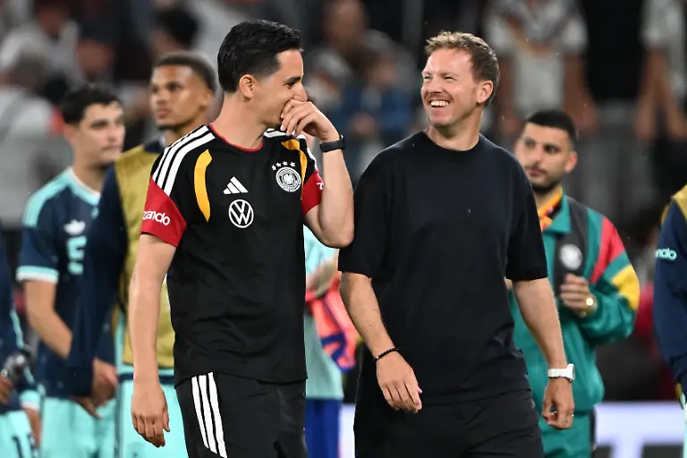 Fussball-Maenner-WM-Vorbereitung-Laenderspiel-vor-der-WM-Endrunde-Mewa-Arena-Bundestrainer-Julian-Nagelsmann-r-und-Benjamin-Huebner-Assistenztrainer-nach-dem-4-0-Sieg
