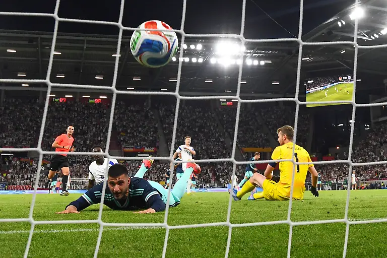 Fussball-Maenner-WM-Vorbereitung-Laenderspiel-vor-der-WM-Endrunde-Mewa-Arena-Deniz-Undav-Deutschland-bejubelt-sein-Tor-zum-3-0-Rechts-sitzt-Torwart-Lukas-Hradecky-Finnland