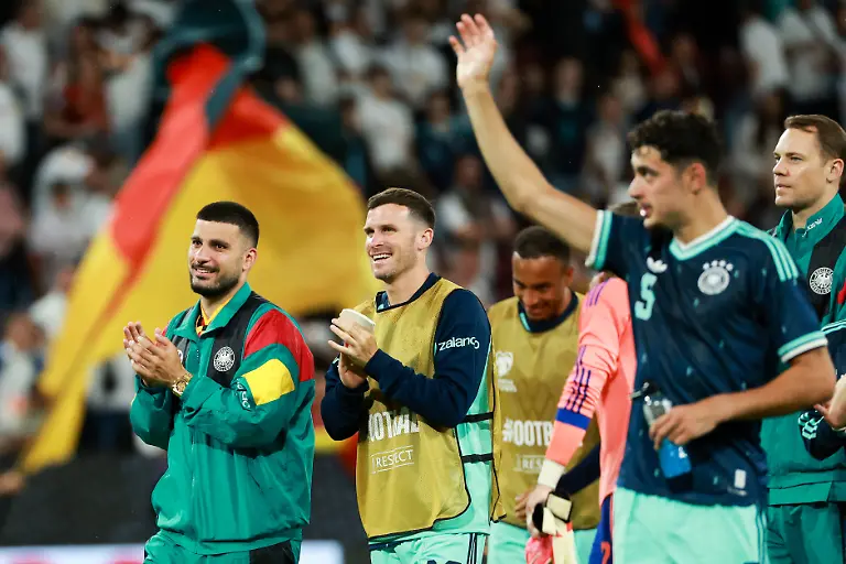 Laenderspiel-25-26-Deutschland-Finnland-am-31-05-2026-in-der-MEWA-Arena-in-Mainz-Deniz-Undav-Deutschland-26-und-Team-Bedanken-sich-nach-dem-Sieg-bei-den-Fans-supporters