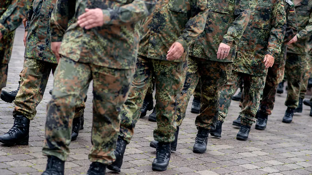 Reservistinnen-und-Reservisten-marschieren-im-Rahmen-des-Nationalen-Veteranentags-fuer-einen-Reservistenappell-mit-Schwurbekraeftigung-in-der-Zitadelle-Vechta