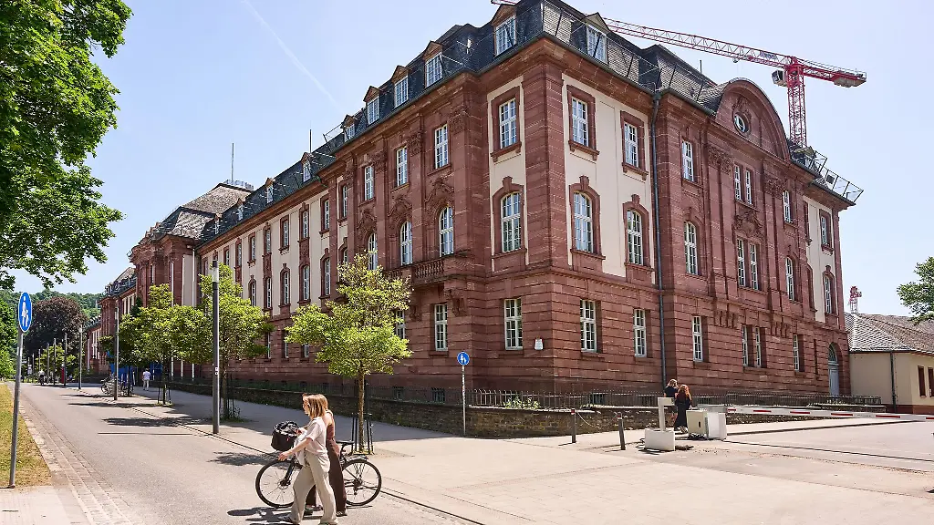 Der-Hauptsitz-der-SGD-Nord-ist-in-Koblenz-in-unmittelbarer-Naehe-des-Rheinufers