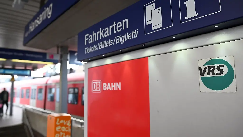 Ein-Logo-des-Verkehrsverbundes-Rhein-Sieg-klebt-an-einem-Fahrkartenautomaten
