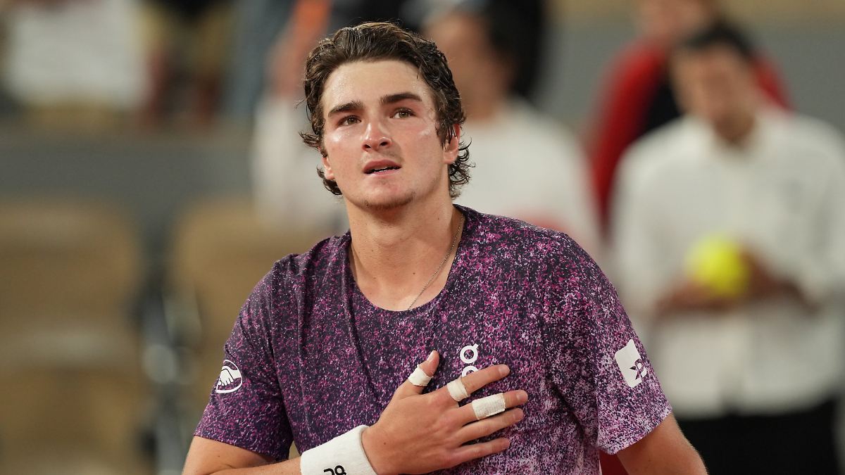 Djokovic conqueror advances: Super talent Fonseca knocks out another big ...
