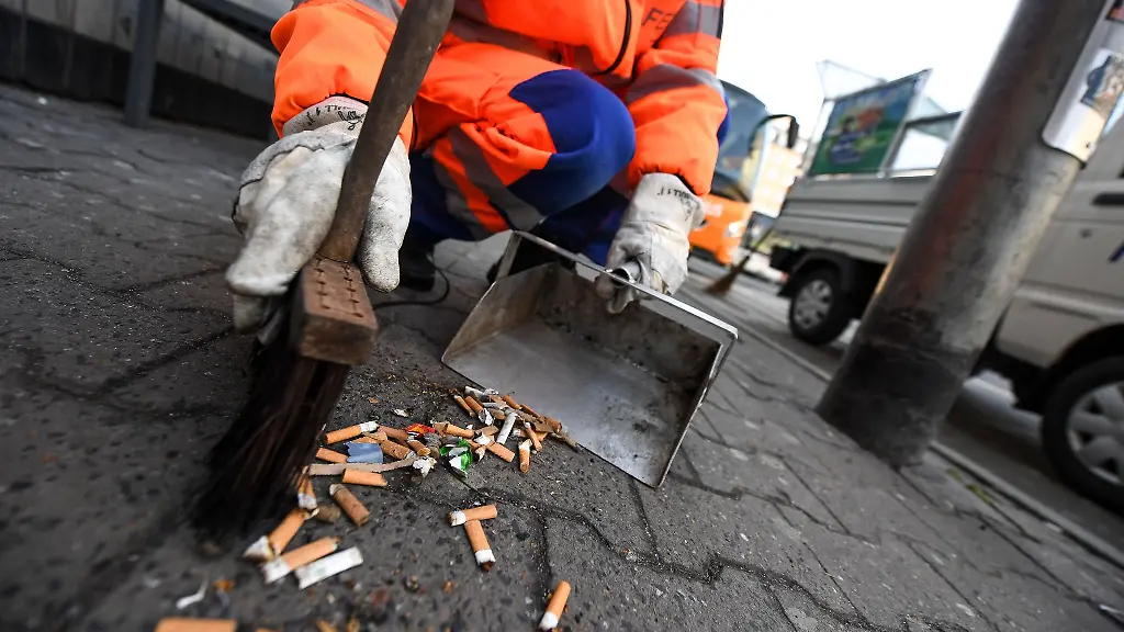 Fuer-das-achtlose-Wegwerfen-von-Zigarettenkippen-werden-in-einigen-Staedten-Hessens-hohe-Bussgelder-faellig