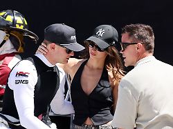 Mick Schumacher GER Honda 47 Wird Von Freundin Clara Ramos POR Und Berater Dirk Mueller GER Nach Dem Rennen Aufgemuntert Sowie Getroestet RLL Boxenstand GP Detroit Michigan USA 31 05