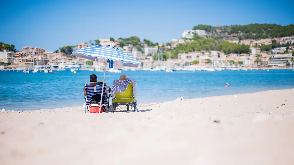 28-08-2024-Sommer-auf-Mallorca-Urlauberinnen-und-Urlauber-am-Strand-in-Port-de-Soller