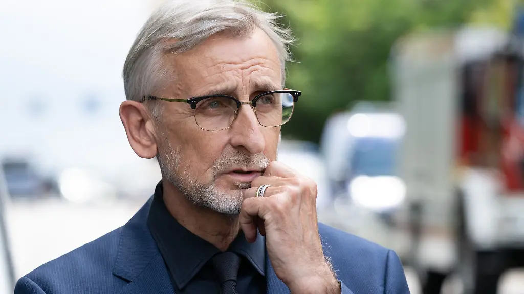 Sachsens-Innenminister-Armin-Schuster-hat-die-Regelungen-fuer-einen-Waffenentzug-im-Freistaat-noch-einmal-klargestellt