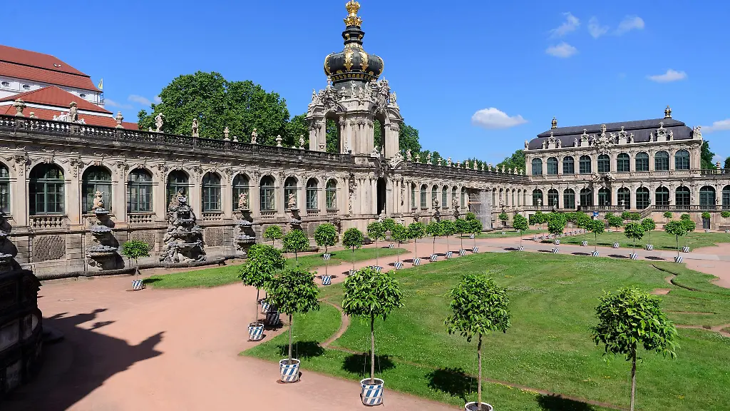 Die-Orangenbaeume-in-Kuebeln-kehren-nach-fuenfjaehriger-Pause-wieder-in-den-Dresdner-Zwinger-zurueck