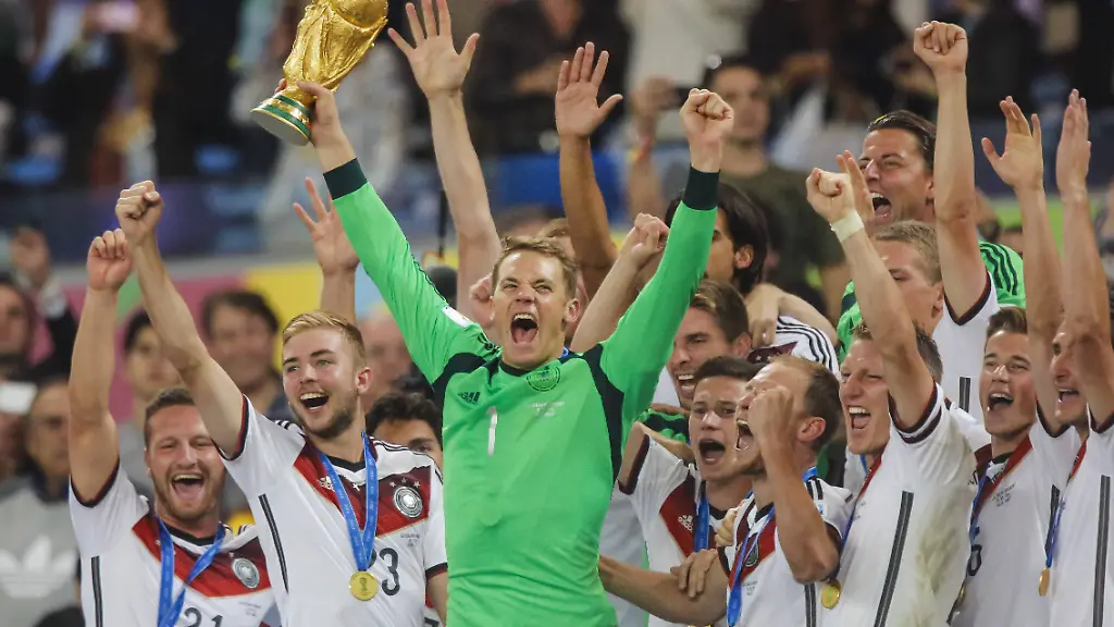 Manuel-NEUER-DFB-1-Weltmeister-WM-Pokal-WM-Trophy-FIFA-WM-Pokal-FIFA-World-Cup-Trophy-DEUTSCHLAND-ARGENTINIEN-FIFA-Fussball-WM-FINALE-Weltmeisterschaft-am-13-07