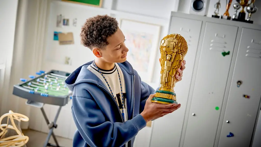 Einmal-wie-ein-Weltmeister-fuehlen-Mit-dem-Lego-Set-des-FIFA-Weltmeisterpokals-in-Originalgroesse-ist-das-jetzt-moeglich