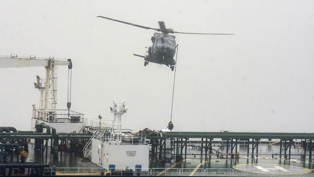 Auf-diesem-von-der-franzoesischen-Armee-zur-Verfuegung-gestellten-Handout-Foto-fangen-franzoesische-Soldaten-mit-dem-Seil-eines-NH90-Hubschraubers-den-Oeltanker-Tagor-auf-dem-Atlantik-ab-der-unter-internationalen-Sanktionen-aus-Russland-unterwegs-war
