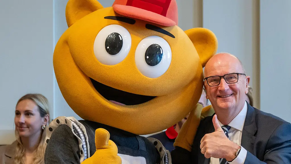 Das-Filmpark-Maskottchen-Flimmy-bringt-Brandenburgs-Ministerpraesidenten-Dietmar-Woidke-beim-Kindertagsfest-in-der-Staatskanzlei-zum-Lachen
