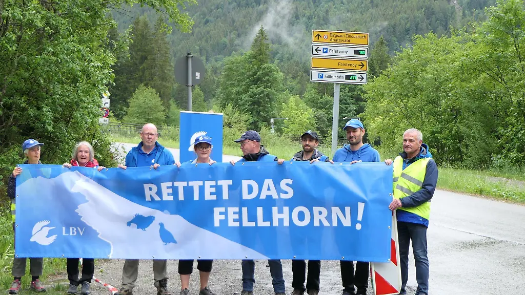 Der-Landesbund-fuer-Vogel-und-Naturschutz-LBV-spricht-sich-gegen-den-Neubau-eines-Sessellifts-am-Fellhorn-im-Allgaeu-aus-Aktivisten-protestierten-in-Oberstdorf-mit-einem-Banner-gegen-die-Massnahme