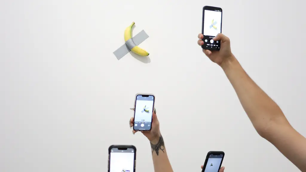 Das-Werk-Comedian-des-Kuenstlers-Maurizio-Cattelan-in-einer-Ausstellung-im-Centre-Pompidou-in-Metz-Die-Banane-wurde-nun-aus-einer-Ausstellung-gestohlen