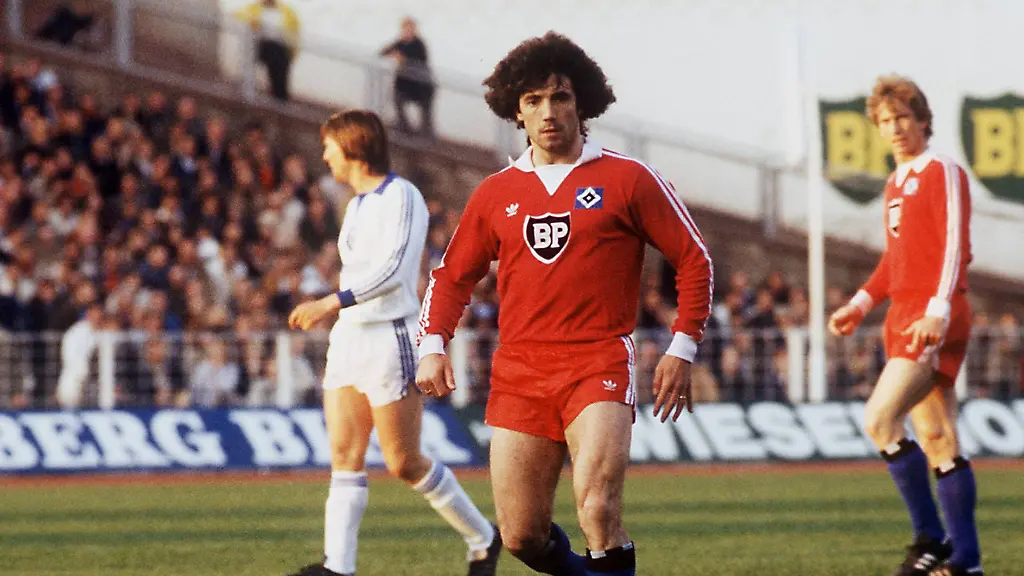 Bildnummer-00995832-Datum-27-10-1979-Copyright-imago-Sven-Simon-Kevin-Keegan-HSV-am-Ball-Vneg-quer-dribbeln-Dribbling-Saison-1979-1980-Hamburger-SV-Hamburg-Dynamik-Fussball-1