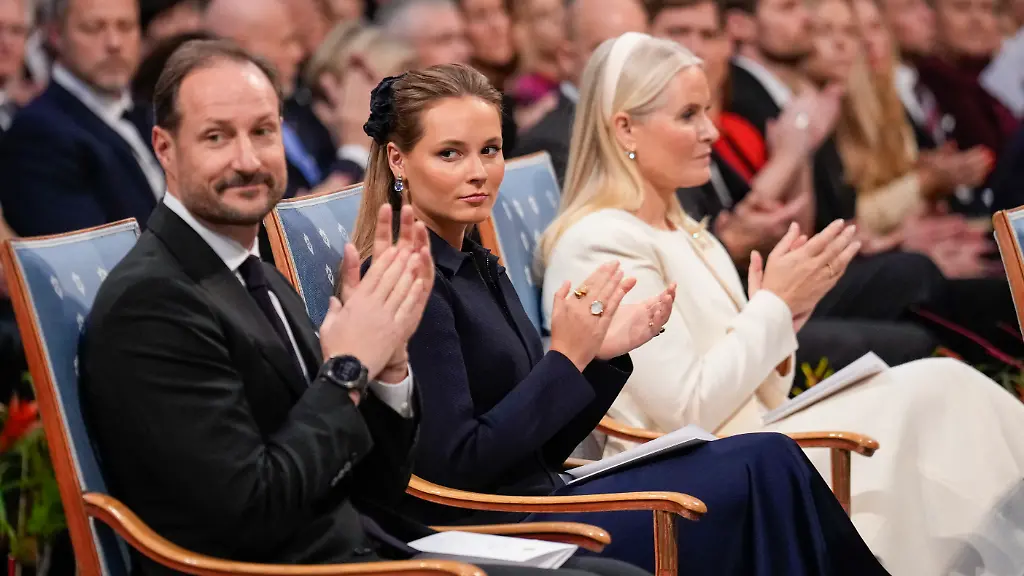 Kronprinz-Haakon-l-r-Kronprinzessin-Mette-Marit-und-Prinzessin-Ingrid-Alexandra-nehmen-an-der-Verleihung-des-Friedensnobelpreises-im-Osloer-Rathaus-teil